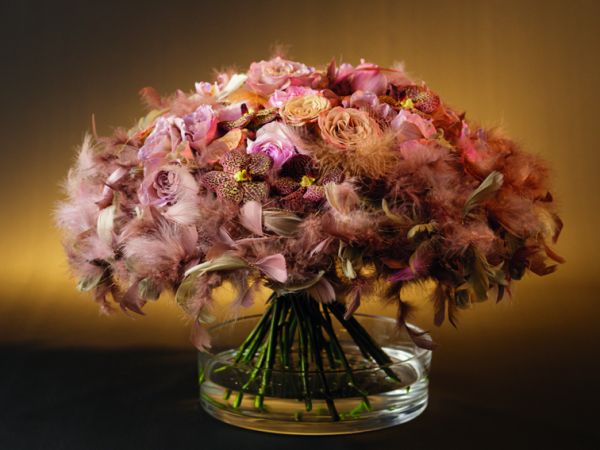 Book cover of The World of Colour According to Per Benjamin, with a model wearing a ring of pink and yellow lilies around neck, with long thin feathers spraying out. Published by Stichting.