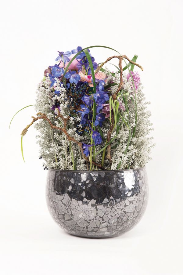 Book cover of Techniques for Floral Beauty, with Tomas De Bruyne sitting at table with vase of yellow and purple flowers. Published by Stichting.