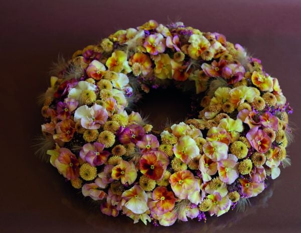 Book cover of Per Benjamin's Elements, featuring red and yellow flame lilies. Published by Stichting.