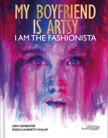 Portrait painting of women's face in purple, pink and blue fabric, on cover of 'MY BOYFRIEND IS ARTSY, I AM THE FASHIONISTA', by Stichting.