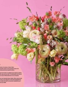 Book cover of Sustainable Floral Design: The sustainable future found in our history; featuring a floral arrangement. Published by Stichting Kunstboek.