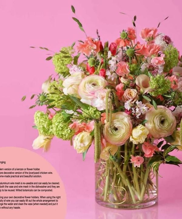 Book cover of Sustainable Floral Design: The sustainable future found in our history; featuring a floral arrangement. Published by Stichting Kunstboek.