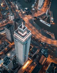 Book cover of Captured: Rotterdam; featuring an aerial view of the city at night. Published by Lannoo Publishers.