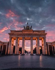 Book cover of Captured: Berlin; featuring the 18th-century neoclassical monument Brandenburg Gate. Published by Lannoo Publishers.