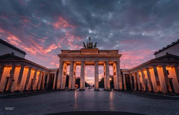 Book cover of Captured: Berlin; featuring the 18th-century neoclassical monument Brandenburg Gate. Published by Lannoo Publishers.