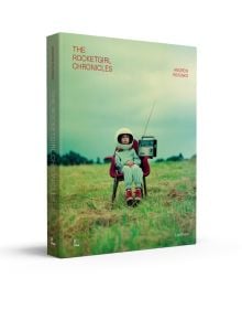 Book cover of The Rocketgirl Chronicles; with a child dress in home made space suit and helmet, sitting on a chair with a radio. Published by Lannoo Publishers.