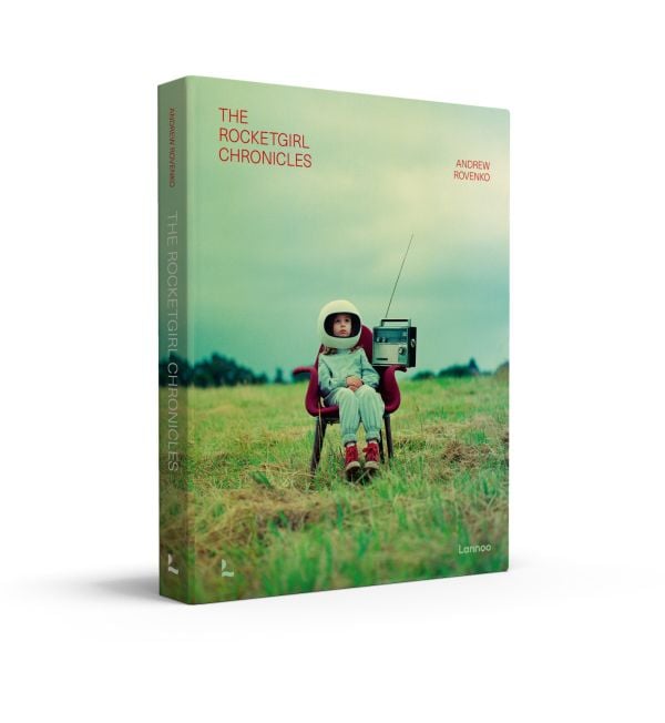 Book cover of The Rocketgirl Chronicles; with a child dress in home made space suit and helmet, sitting on a chair with a radio. Published by Lannoo Publishers.