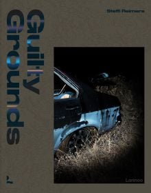 Book cover of Guilty Grounds; featuring the back end of an abandoned car surrounded by tall grass. Published by Lannoo Publishers.