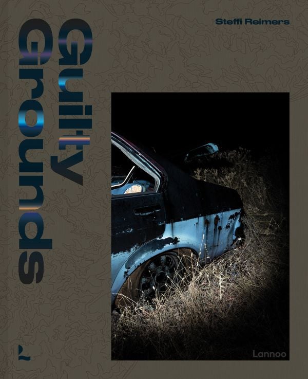 Book cover of Guilty Grounds; featuring the back end of an abandoned car surrounded by tall grass. Published by Lannoo Publishers.