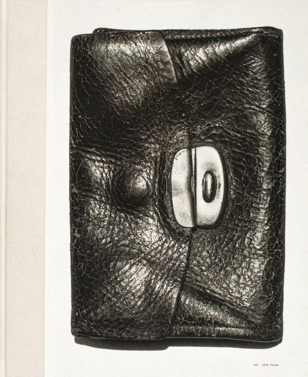 Book cover of Spell: Karel Fonteyne, with a black clutch bag with magnetic clasp. Published by Hopper&Fuchs.
