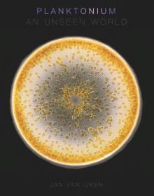 Book cover of Planktonium, featuring a microscopic image of yellow and white circular phytoplankton. Published by Lannoo Publishers.