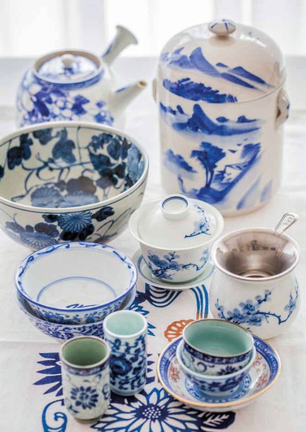 Book cover of Tea', Wine's Sober Sibling, with green tea leaves on blue plate. Published by Lannoo Publishers.