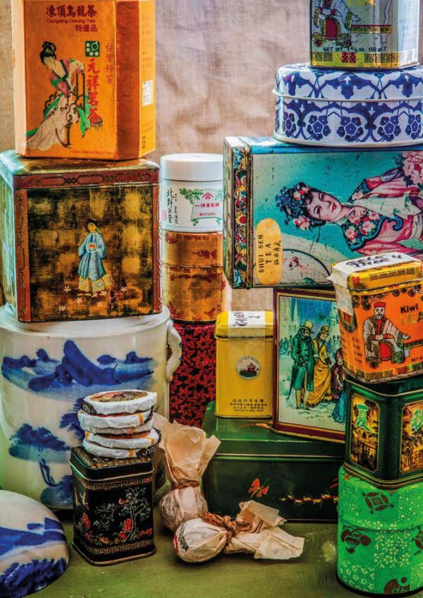 Book cover of Tea', Wine's Sober Sibling, with green tea leaves on blue plate. Published by Lannoo Publishers.