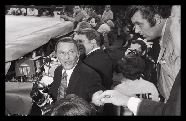 Book cover of Icons by Oscar: XL edition, featuring actor Jack Nicholson smoking a cigar. Published by Lannoo Publishers.