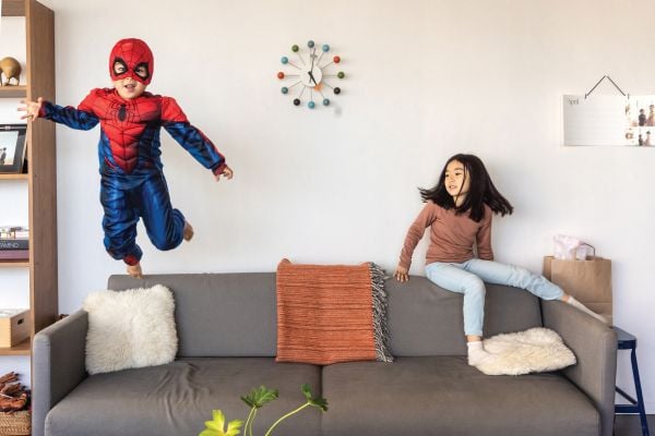 White book cover of Tokyo Tokyo, with two Japanese girls in underground station: one in black dress, one in pale pink, both holding handbags. Published by Lannoo Publishers.