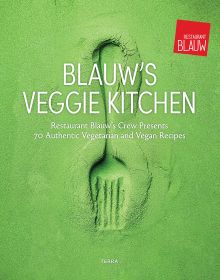 Book cover of Blauw's Veggie Kitchen: Restaurant Blauw's Crew Presents 70 Authentic Vegetarian and Vegan Recipes, with a fork covered in green powder. Published by Lannoo Publishers.