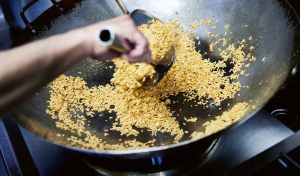 Book cover of Blauw's Veggie Kitchen: Restaurant Blauw's Crew Presents 70 Authentic Vegetarian and Vegan Recipes, with a fork covered in green powder. Published by Lannoo Publishers.