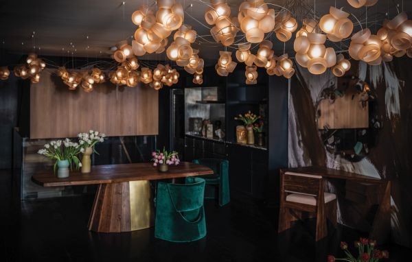 Book cover of New York Interiors, featuring an apartment interior with modern art. Published by Lannoo Publishers.