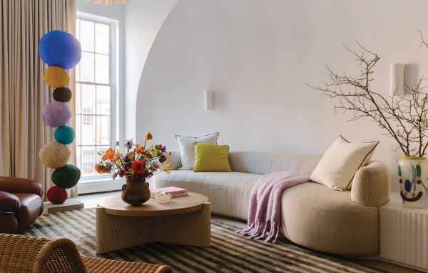 Book cover of New York Interiors, featuring an apartment interior with modern art. Published by Lannoo Publishers.