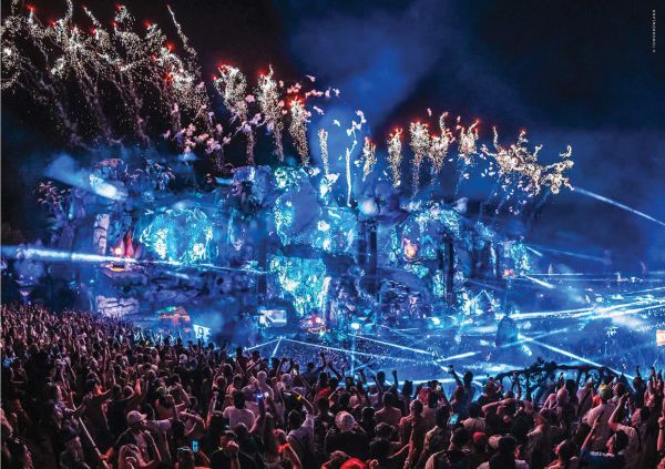 Book cover of Eventplanner: How to Organise Impactful Events; featuring a stage being set up for a band. Published by Lannoo Publishers.