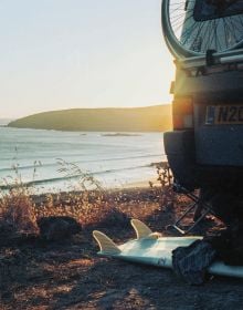 Book cover of Build a Campervan: The Definitive Guide, featuring an aerial view of a campervan with its contents laid out on the grass. Published by Lannoo Publishers.