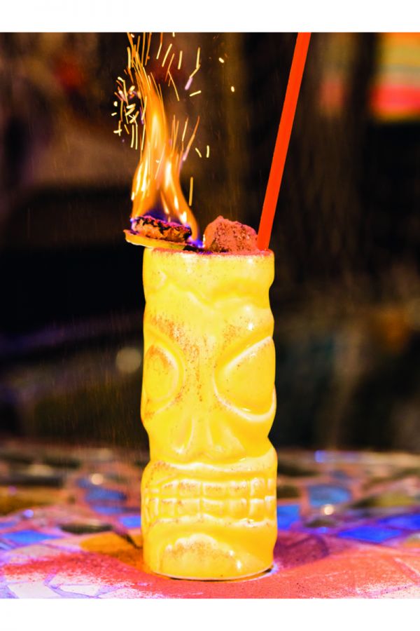 Book cover of Rum, The Complete Guide. Published by Lannoo Publishers.