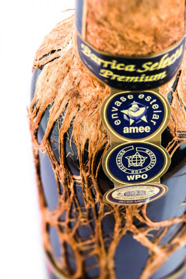 Book cover of Rum, The Complete Guide. Published by Lannoo Publishers.