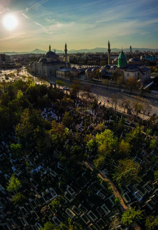 Aerial view of car on road driving through desert, on cover of 'Flatland', by Lannoo Publishers.