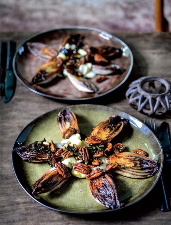 Book cover of Low Carb Cooking With 4 Ingredients, with a bowl of orange food with green edamame beans. Published by Lannoo Publishers.