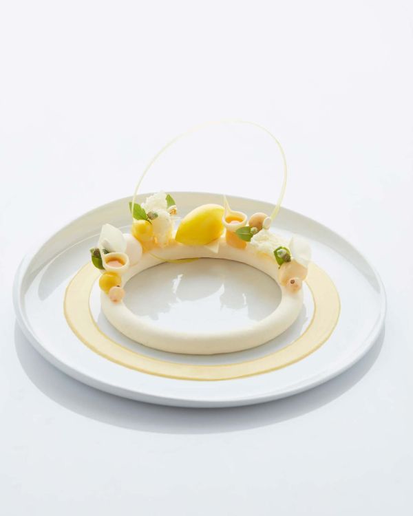 Gold circle painted on white cover of 'Dessert, by Lannoo Publishers.