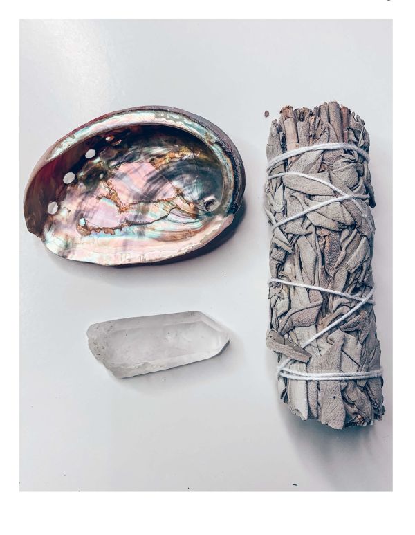 Book cover of Lunatic, A Practical Guide to the Moon and Back, with bronze moon in phases. Published by Lannoo Publishers.