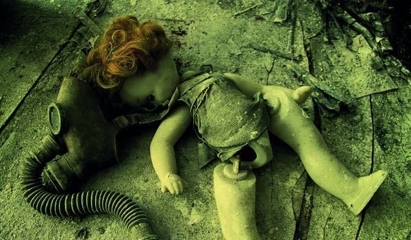 Skull masked figure in gold and white ruffled clothing, cradling white dove, on cover of 'Mothmeister: Dark and Dystopian Post-Mortem Fairy Tales', by Lannoo Publishers.