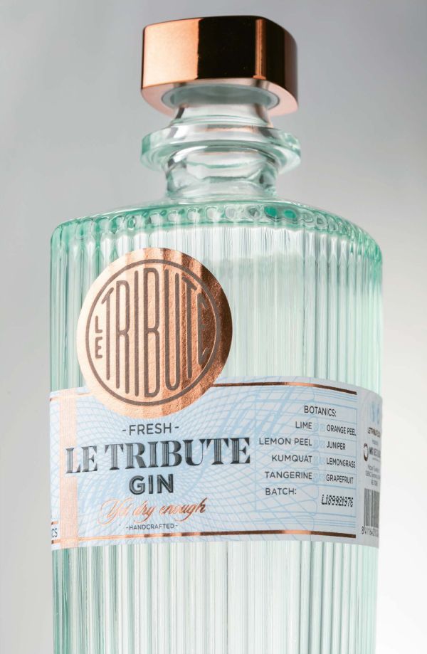 Book cover of The Gold Edition, The Ultimate Guide for the Perfect Mix, with a barman pouring cocktail. Published by Lannoo Publishers.