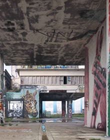 Book cover of Concrete Playground, with a destroyed derelict tower with bright graffiti art sprayed on exterior wall. Published by Lannoo Publishers.