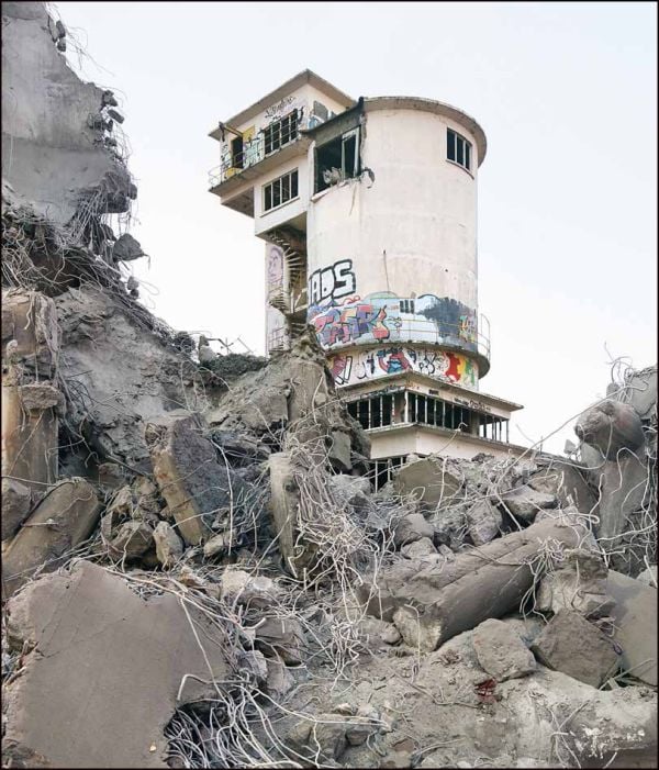 Book cover of Concrete Playground, with a destroyed derelict tower with bright graffiti art sprayed on exterior wall. Published by Lannoo Publishers.