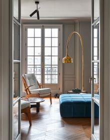 Book cover of Homes for Collectors, featuring a interior living space with bronze figure on coffee table, with a framed portrait sketch on wall. Published by Lannoo Publishers.