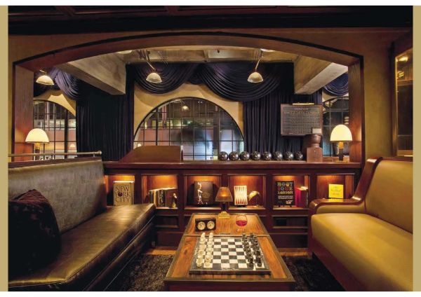 Black cover of '150 Bars You Need to Visit Before You Die', by Lannoo Publishers.