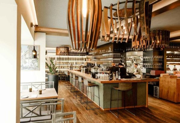 Book cover of 150 Wine Bars You Need to Visit Before You Die. Published by Lannoo Publishers.