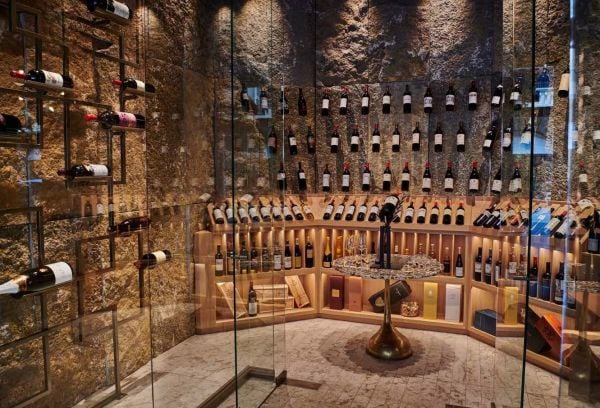 Book cover of 150 Wine Bars You Need to Visit Before You Die. Published by Lannoo Publishers.