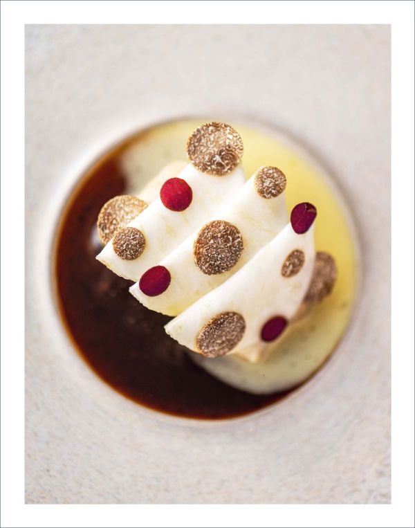 Book cover of Oak. Marcelo, featuring Michelin star Chef Marcelo Ballardin leaning forward with right hand on back of neck. Published by Lannoo Publishers.