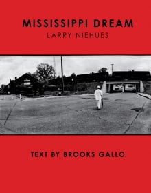 Book cover of Mississippi Dream, with a man dressed in white clothes, walking towards underpass. Published by Lannoo Publishers.