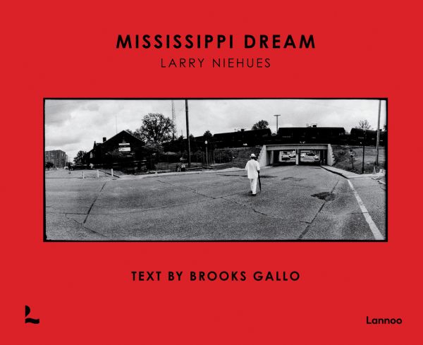 Book cover of Mississippi Dream, with a man dressed in white clothes, walking towards underpass. Published by Lannoo Publishers.