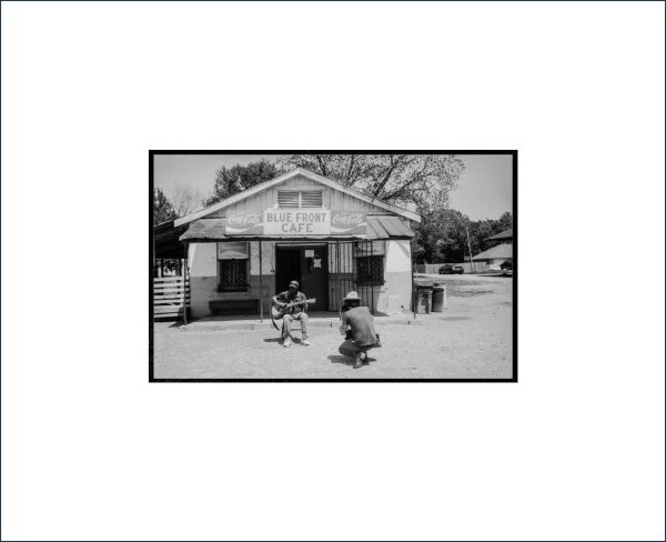 Book cover of Mississippi Dream, with a man dressed in white clothes, walking towards underpass. Published by Lannoo Publishers.