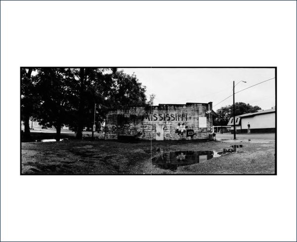 Book cover of Mississippi Dream, with a man dressed in white clothes, walking towards underpass. Published by Lannoo Publishers.