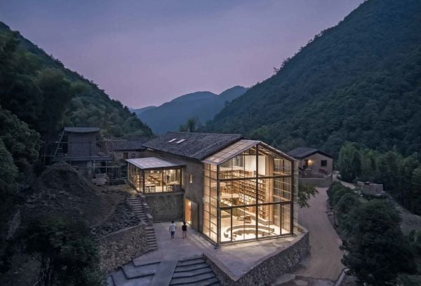 Book cover of '150 Bookstores You Need to Visit Before you Die'. Published by Lannoo Publishers.