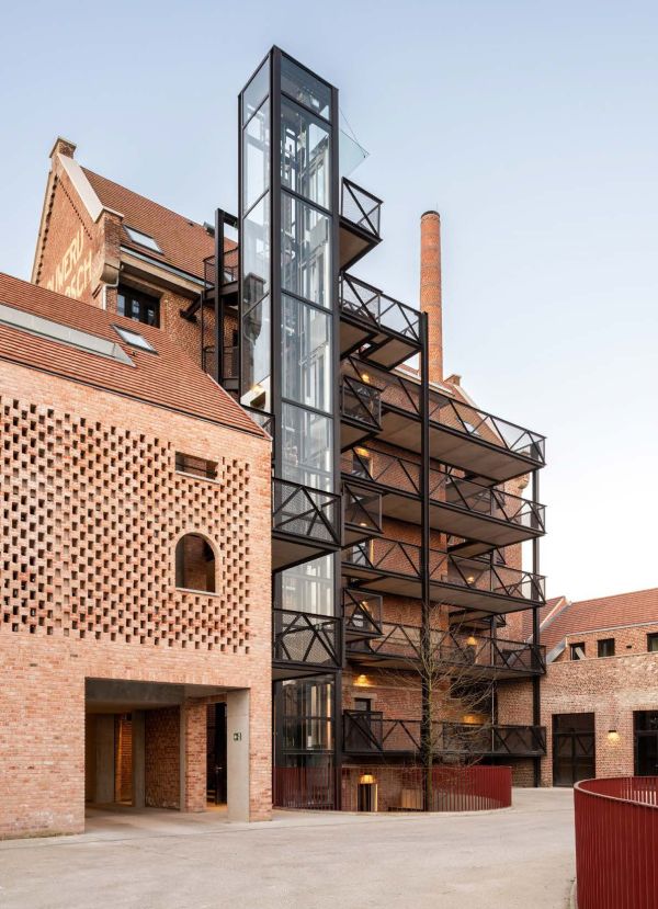 Book cover of Agata Toromanoff's Belgian Architects Today, with a large, flat modern structure. Published by Lannoo Publishers.