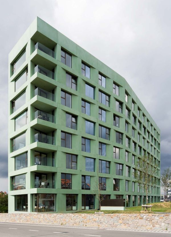 Book cover of Agata Toromanoff's Belgian Architects Today, with a large, flat modern structure. Published by Lannoo Publishers.