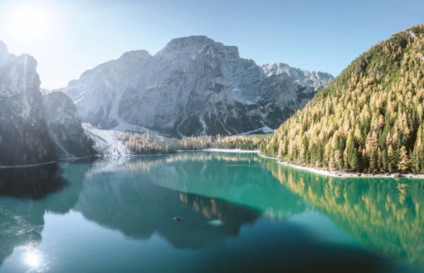 Book cover of Mountains, Sporting in the most beautiful mountain regions in Europe, with a snowboarder on snowy peak and biker riding over rough terrain. Published by Lannoo Publishers.