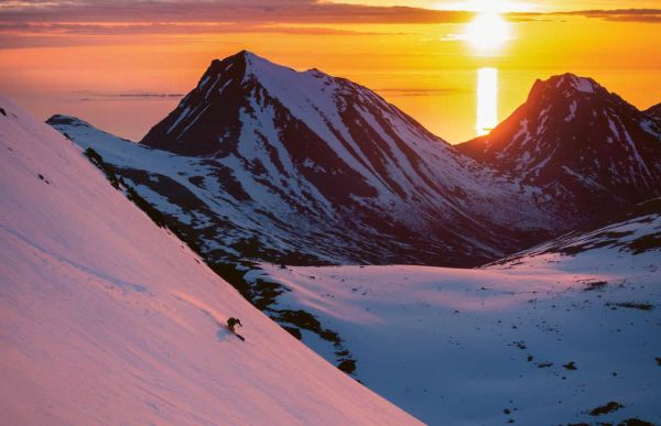 Book cover of Mountains, Sporting in the most beautiful mountain regions in Europe, with a snowboarder on snowy peak and biker riding over rough terrain. Published by Lannoo Publishers.