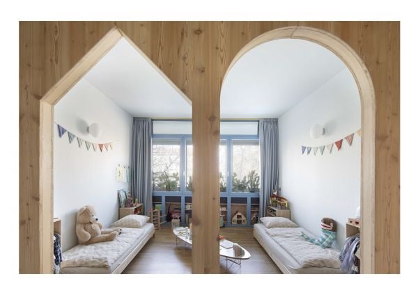 Book cover of Homes Decorated by Nature, with an interior living room with soft cream leather chair, large mirror and houseplants. Published by Lannoo Publishers.
